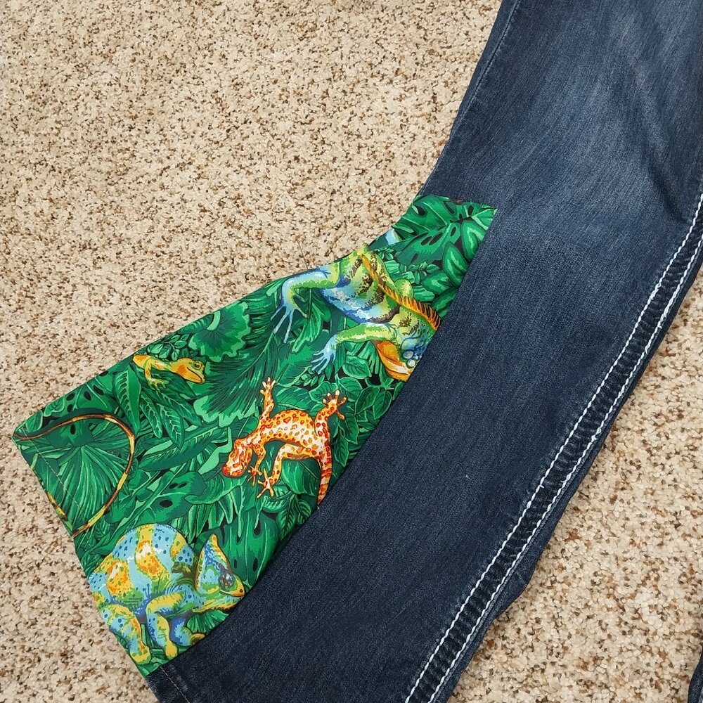 3343 Size 9/10 Maurices Upcycled Bell Bottoms In Green with Orange Reptiles - Picture 3 of 10